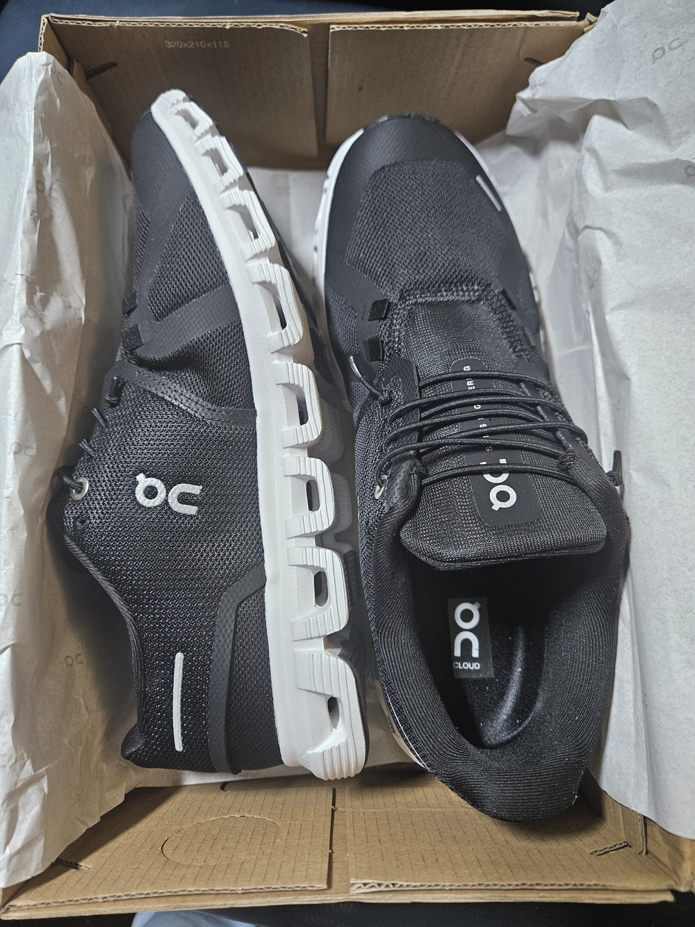 New In Box On Running Men's Cloud Sneakers in Black and White